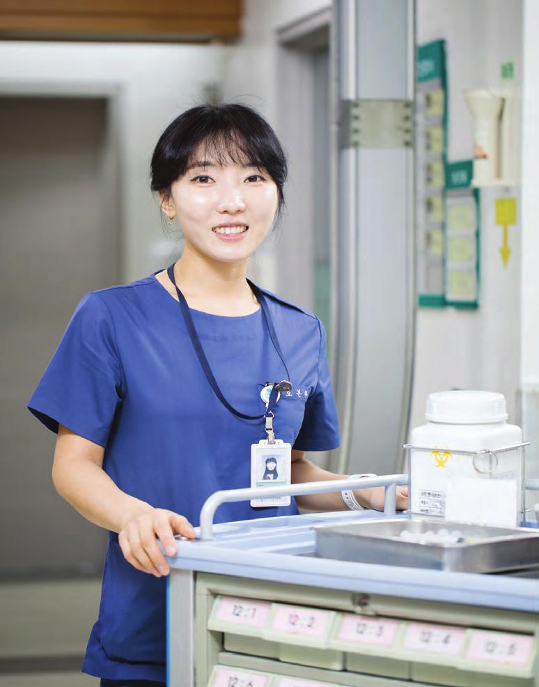 하지만 지금은 환자가 입 원하는 순간, 수술하고 회복하는 과정이 그림 그려지듯이 머리 에 떠올라요. 이제는 천직 이다 싶을 정도니까요. 하루에도 몇 건의 수술 환자가 있는 외과병동의 하루는 잠시도 앉아 있을 틈 없이 분주하게 돌아간다. 생명과 직결되는 일을 하는 간호사이기에, 작은 실수 하나도 허투루 지나칠 수 없다는 합격증을 받았다.