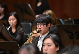 Young-Yul Kim, SNU Wind Ensemble performed the overture of Wagner s opera <Tannhauser>, Sarasate s <Zigeunerweisen Op.