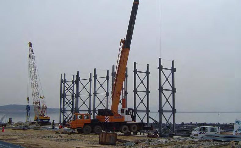 제 3 장철골구조물및 SLIP FORM 설치 1.2.1 節柱 ( 기둥 ) 설치가. 1 節柱세우기 조립상태확인 Crane 을이용하여설치위치까지이동한후일단멈추고손이닿는높이까지내린다.