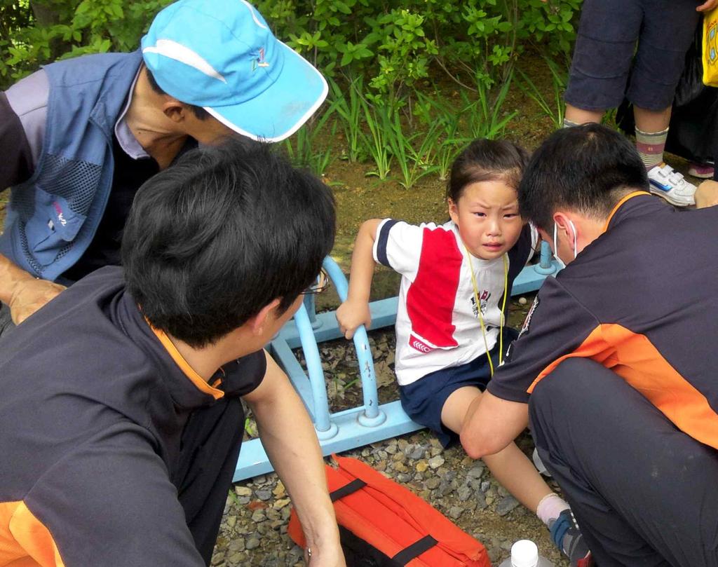 하는데신경을많이쓰고있었고 교사는자신도두렵고무섭지만부모와유아를대할때겉으로는아무렇지않은듯행동을보이는것이숲교사의모습이라고생각하고있었으며