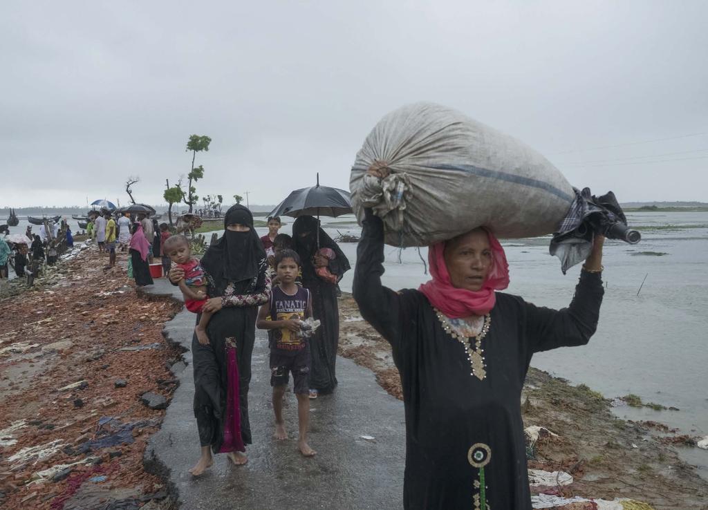 국가별활동 방글라데시 Bangladesh 로힝야난민들이비를맞으며미얀마 - 방글라데시국경을넘고있다.