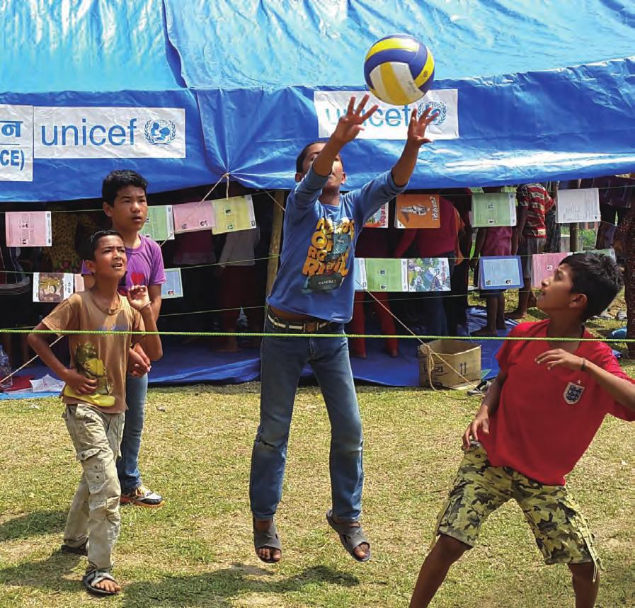 08 UNICEF 2016 SUMMER 유니세프는카트만두툰디켈공식보호소에지진피해어린이가지낼수있는아동친 네팔카트만두에서온메시지 화공간을마련했습니다. 책과장난감이가득한큰텐트에서는 1세부터 8세까지어린이 100여명이시간을보냅니다.