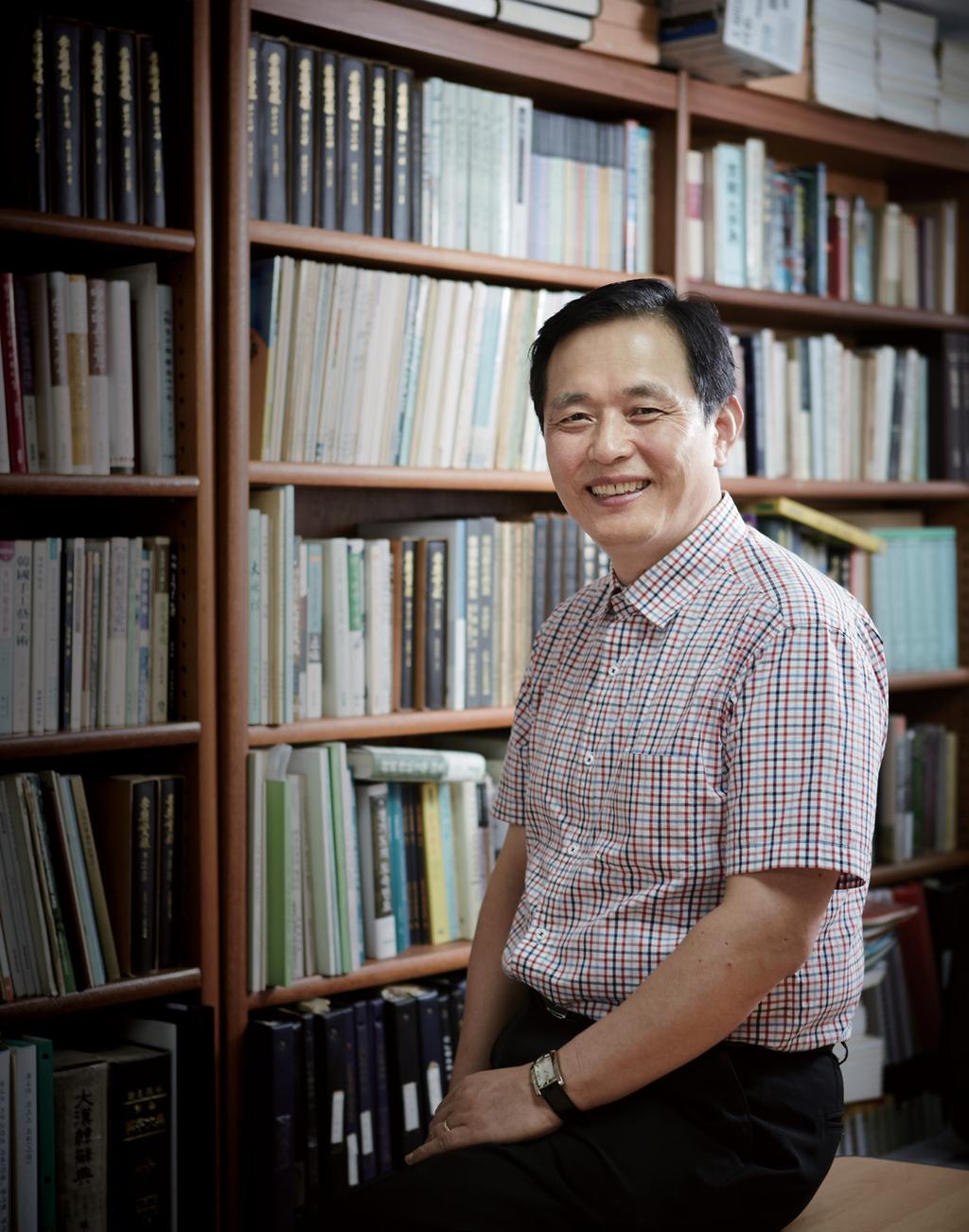 인터뷰 Interviews 신임교수국악과김우진교수 Interview: Prof. Kim, Woojin New Professor to the Department of Korean Music I visited Prof.