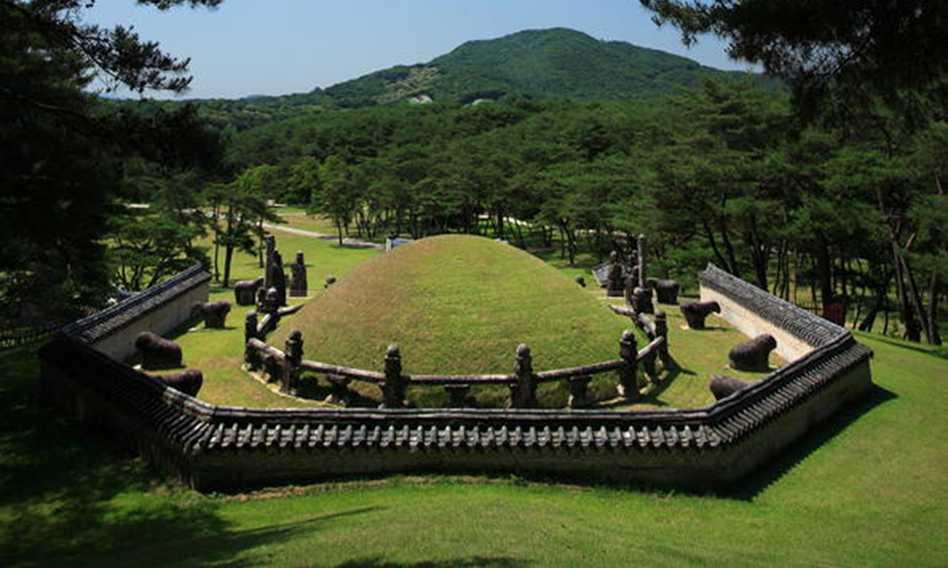 죽은왕의무덤을웅장하게만들고참배함으로써죽은왕에대한숭배뿐만아니라현재살아있는왕의권위까지더불어강화시킬수있는수단 창덕궁 수원화성