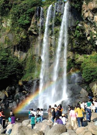 JEJU 04. 제주관광백과 남부지역 정방폭포 폭포아래서있자니신선을만난듯하오 천지연, 천제연폭포와함께풍광이뛰어난 3대폭포중하나. 정방폭포는물이시원하게콸콸흐르는것은물론이고, 그물이바로바다로떨어진다. 폭포물이바다로바로떨어지는곳은우리나라에서정방폭포가유일하며, 그경치가뛰어나 정방하폭 이라해영주십경중하나로꼽힌다. 폭포와바다를바로볼수있으니그경관에절로탄성이나온다.