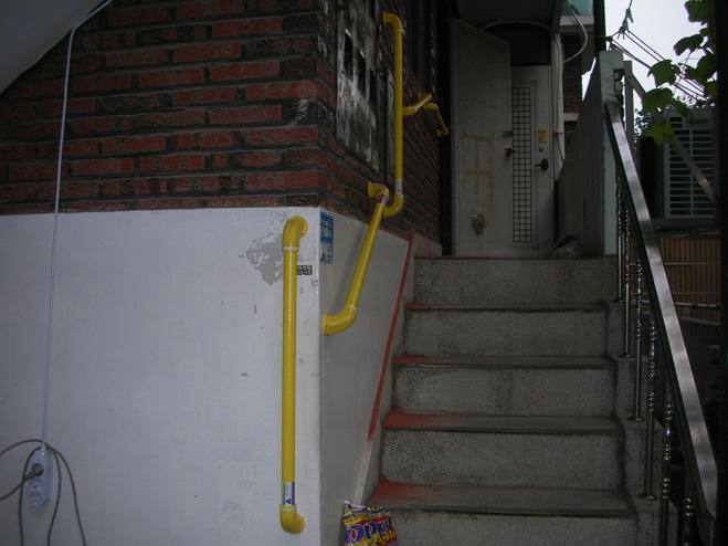 계단앞에스쿠터를세워놓고계단은연속되는손잡이를잡고안전하게이동할수있도록함 (
