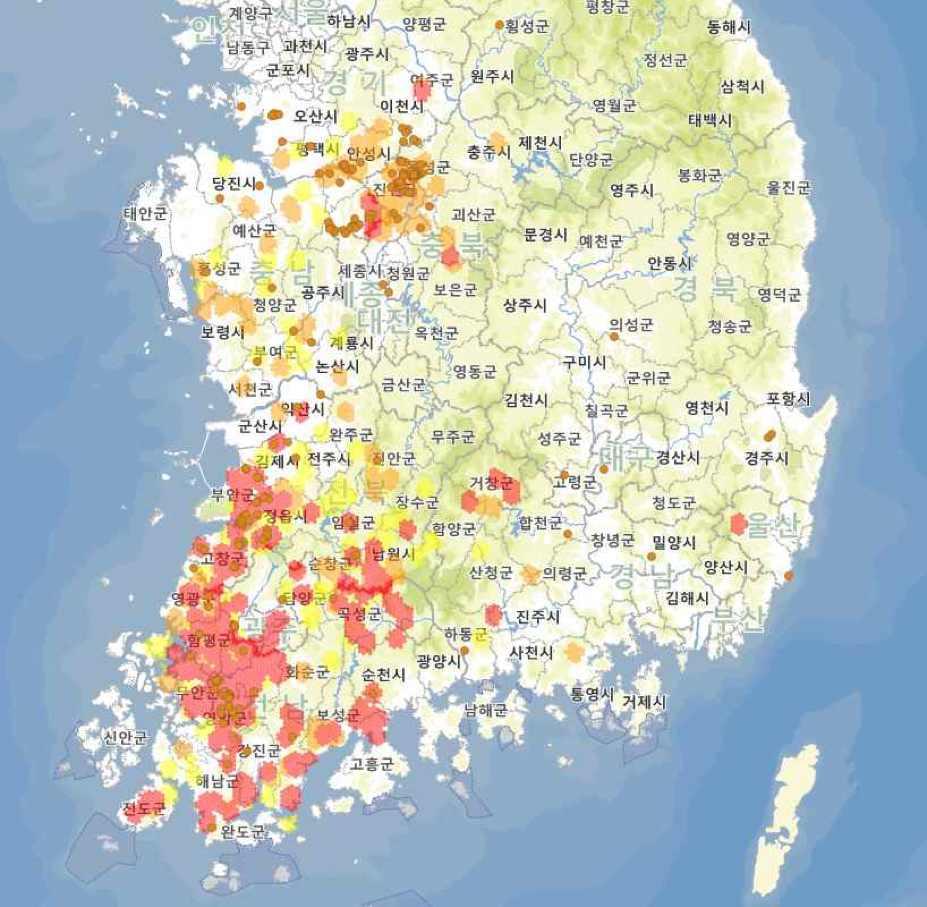 형적인인플루엔자유사증상 이가능하며 폐렴 급성호흡기부전등중증호흡기질환도발생이가능하다 간혹구역 구토 설사의소화기증상과신경학적증 상을일으키기도한다 조류인플루엔자 는바이러스의병원성정도에따라저병원성과고 병원성조류인플루엔자로크게구분된다 이중에서고병원성조류인플루엔자 는세계동물보건기구 에서도위험도가높아관리대상질병으로지정하고있으며 발생시 에의무적으로보고하도록되어있다