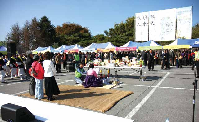 사람과사람의호혜적인관계의기초는우선자기스스로를인정하고의미를부여하는것이겠지요. 자신의삶을외부의자극에내맡기지않고스스로판단하고결정해서끌고나가는일부터시작해서남의삶도있는그대로이해하고받아들이는관계의회복이중요하지요.