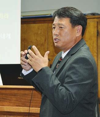 임직식은 최공민 장로가 임직자와 추대자 를 소개하고 서약, 안수기도, 악수례와 공포 를 한 후, 김주연 집사가 특송을 불렀다. 강준 민 목사(새생명비전교회 담임)가 권면 및 축 사를 맡았다. 강 목사는 영광스러운 교회에 하나님의 은혜로 임직 받은 것을 축하드린 다.