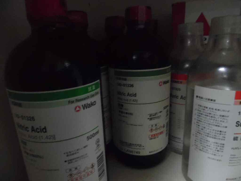 분야관련사진개선요구사항 연구실내시약저장소및시약선반에특별관리물질인 Sufuric acid 및 Formaldehyde가시건장치및경고문구등이없이보관되고있다.