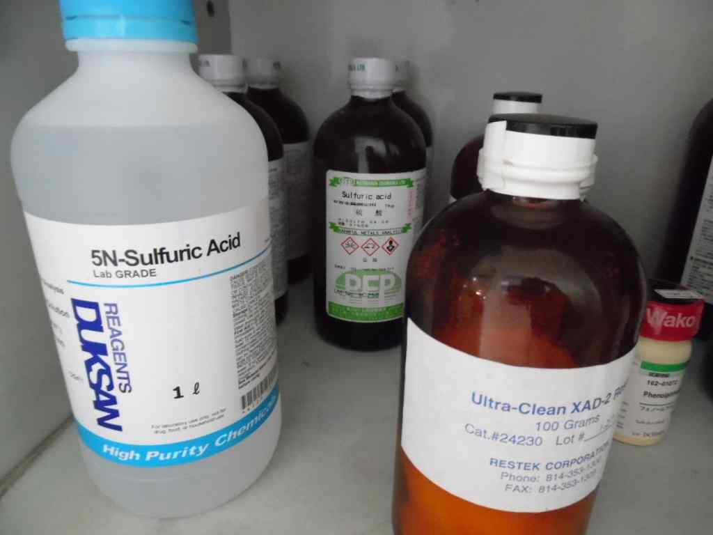 Sufuric acid와 Phenol이경고문구등이없이보관되어있다.