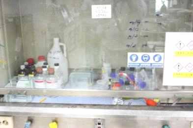 연구실부스 (Fume Hood) 내보관중인화학물질및시약등은별도의보관장소로이동시키는것이바람직하나실험을위해부득이부스내에보관시킬경우후드의개방면을거의닫은채배기설비를상시가동하도록한다.