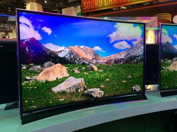 LG 전자 OLED TV 는작년보다해상도 / 두께 / 색감에서크게개선되었다. LG 디스플레이는 8 세대 W-OLED(White OLED) 패널투자를본격화할전망이다.