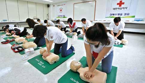 오전 6시 30분경, 학교에가는길이었습니다. 지하철에서한남성이입에거품을물고쓰러지셨어요. 맥박을체크했는데심장이뛰지않아 119 대원이도착할때까지심폐소생술과인공호흡을반복했습니다. 지하철에구비된자동제세동기도 3차례시행했고요. 나중에확인해보니인근병원의중환자실로이송, 3~4일뒤에의식을회복하셨다고합니다. 지금은건강하게퇴원하셨고요.