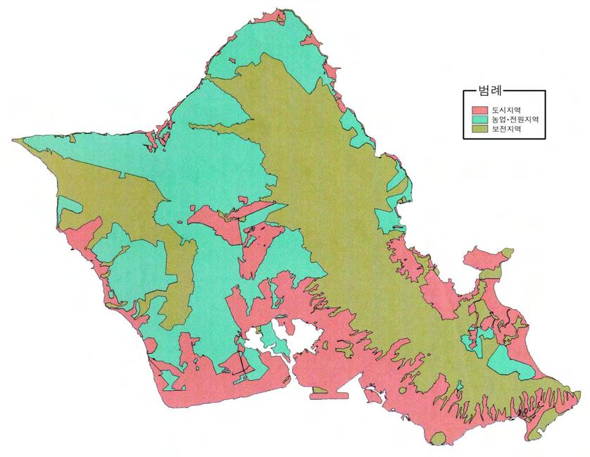 관리하고있다는점이큰차이점임 특히, 수자원의수량과수질을적극적으로보전하기위해절대보전지구에지하수및지표수의유역이나상수원지역을포함하고있음 < 그림 2-4> 는오아후섬의토지이용현황도를나타낸것임 보전지역지정현황을보면, 주전체적으로카우아이섬이 56% 로보전지역지정면적비율이가장높고하와이섬은 50.