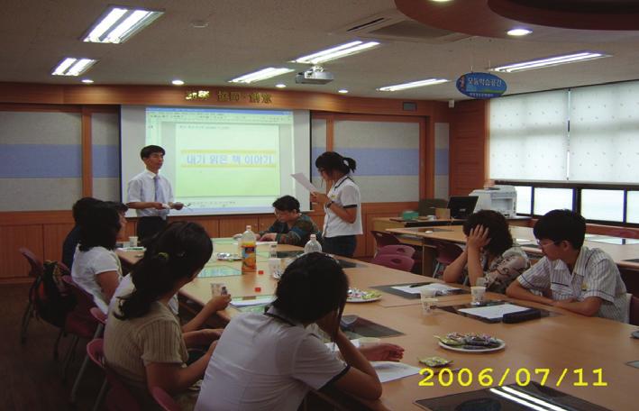 29 지역주민 20여명참가하여향주머니만들기를함 제 3 장 학교도서관정책연구학교보고서요약 아 ) 학부모및지역주민정보화교육장으로활용-2005 년 3회 60시간, 2006 년 2회 40시간실시함 2) 도서봉사학부모도우미조직운영 [ 그림 ] 토지문학기행가 ) 도서봉사학부모도우미조직 - 도서관개방의날매월 2,4