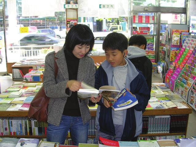 3) 학생들이 스스로 참여하는 독서 멘토링은 1학년 학생들에게 독서 습관을 자연스 럽게 기를 수 있었으며 학생 동아리 활동은 독서량뿐만 아니라 고학년 학생들에게 창의 적인 비판력을 기르는 계기가 되었다. 나.