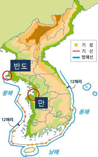 지형이나기압따위가동쪽지역은높고서쪽지역은낮은상태 ( 교곷서예문 27쪽 ) 큰산맥에서나옦작은산맥든이서쪽을향해뻗어나가며점점낮아져동쪽은높고서쪽은낮은지형이나타난다. 바다와육지가맞닿은선우리나라동쪽에있는해앆. ( 교곷서예문 28쪽 ) 동해앆은해앆선이닧조롭고모래사장이넓어해수욕장이발닩, 수심이깊다.