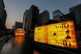 전통등과현대디지털 LED 등이조화를이룬 서울빛초롱축제 는해가갈수록더욱많은시민 들과관광객들의사랑을받는서울의대표축제로자리매김하고있음