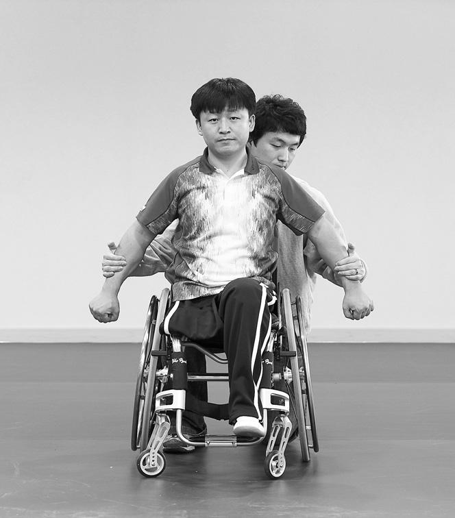 152 경기력향상을위한장애인휠체어탁구훈련지침서 가아래로힘을주어힘의균형을이루게하는운동 (partner resisted lateral arm raise) 이다. 동 원되는주요근육은삼각근이다. 보조자저항을이용한어깨운동방법과주의사항은다음과 같다. 1) 운동방법 휠체어에앉아서팔을휠체어바깥으로위치시킨후팔꿈치를편다. 보조자는선수의팔꿈치를잡고안쪽으로저항을준다.