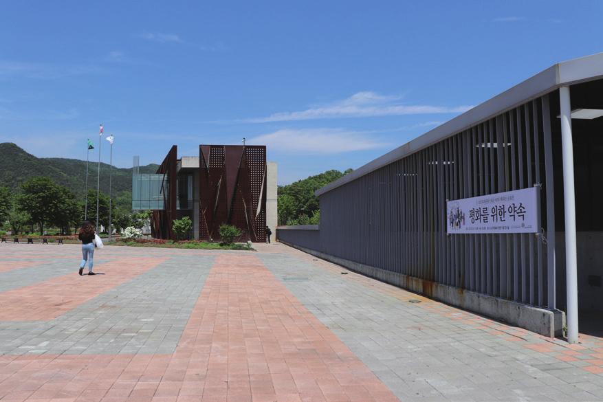 과 외벽에서 발견된 계엄군의 탄흔을 공 특히 이번 전시에는 노근리와 광주-근 현 간적으로 재현 전시했다.