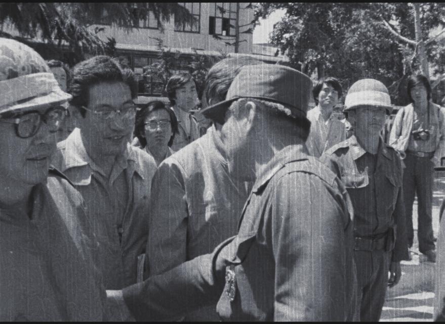 주먹밥 을 나누고 도청 앞에서 시민들이 모여 궐기대회를 하는 모 습을 보며, 저 때 저랬지 라며 당시 상황을 떠올리기도 했 으며, 처음 공개된 망월동 묘지의 수많은 관들과 오열하는 유족들의 모습이 나오자 흐느끼는 관객들도 있었다.