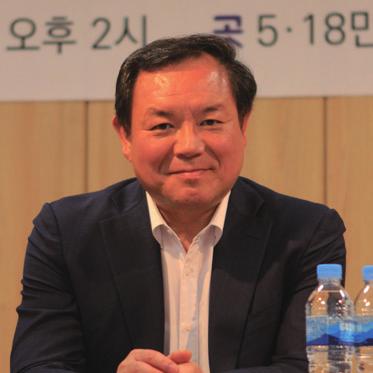 하숙집골목을야밤에나오는데계엄군에잡히지않기위해서, 눈에띄지않기위해서, 군대도다녀오지못한나였지만영화에서본것처럼포복을했던기억이납니다. 당시중흥동과광주역사이의도로가 2차선만포장돼있었고양옆은흙길이었는데, 그길을건너는게그렇게도길게느껴졌습니다. 광주역후문쪽의철조망이걷어진데로들어갔더니역무원이기관사들이쉬는방으로안내했습니다.