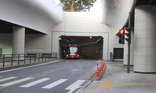 간선급행버스체계설계지침상세부구성요소를모두포함하는상급 ( 유형Ⅰ) 에해당하는기준으로설계 2016 년이용객수는하루평균 13,576 명, 한해 4,304,245