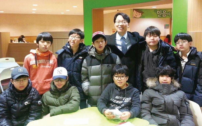 학생중축구공을가지고예배에참석하는아이가있었는데공과공부가끝나면교회체육관에서다른아이들과축구를하는것을알게되었고어느날저도같이축구를하자고하였습니다. 아이들에게는같이축구하는선생님이재미있었던것같았습니다. 컵라면끓여주기도하고 2층매점에서빵과음료수를사주기도하며, 어느토요일에는만화영화도같이보았지만남학생들이라서그런지축구만큼친밀감을높여준이벤트는없었던것같습니다.