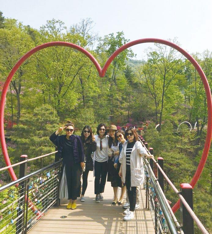 32 사랑방 신앙의세포 전복순집사 (7 교구 ) 안녕하세요. 7교구푸른2사랑방의전복순집사입니다. 어떻게우리사랑방을소개할까? 자랑할것이너무도많아고민이되었습니다. 그러다가많은분들이사랑방에참여하길바라는마음으로사랑방에서누리는좋은점세가지만적으려합니다.