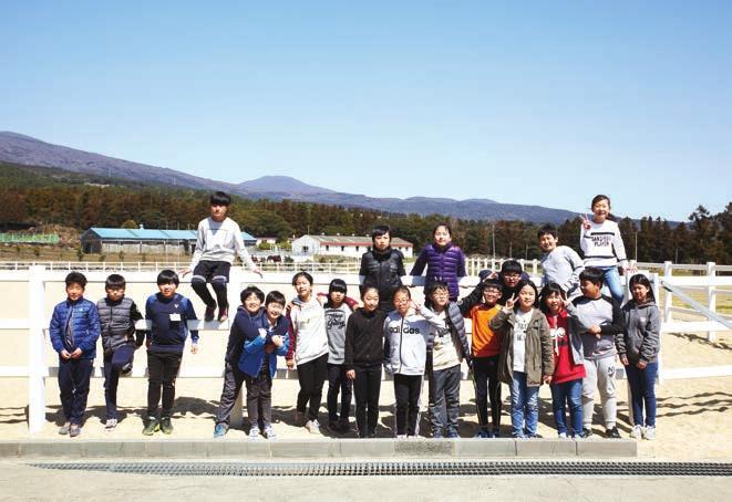 정규승마교육현장 최초로초등학교체육시간에승마정규교육을시범운영하는제주토평초등학교 학생들이승마를통해인성교육의효과를얻길바랍니다 신체발달에좋은영향을미치고, 동물과교감하며정서를순화하는등학생들에게교육적효과를줄수있는승마. 이를학교체육시간에배울수있다면어떨까? 제주도내초등학교두곳에서는한국마사회의지원을통해승마를정규교과과정으로시범운영한다.