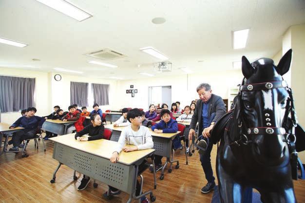 이었지만승마를즐겁게배우기위해서는안전이가장중요한만큼빼놓을수없는과정이었다. 천진난만한학생들이혹시라도말에게장난치다가넘어지거나다칠수도있기때문이다. 그래서이번에교육을책임질서귀포산업과학고등학교의강승욱선생님은말을다룰때의주의점과승마에필요한상식을그어느때보다꼼꼼하게학생들에게가르쳤다. 담임인오정숙선생님역시승마교육을신청하면서말과함께하는활동인만큼안전에대해가장염려했다.