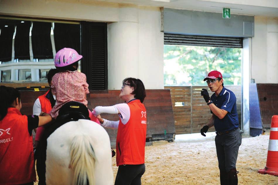 렛츠런 Riding 렛츠런 Culture 렛츠런 Life 32 33 차미처알지못하는부분으로인해사고가발생하면안되기때문이다. 이는국제재활승마협회로부터우수인증을받기위해갖춰야하는 100여개의항목중하나이기도하다. 재활승마를하기위해서는말과장소뿐아니라많은관계자가있어야한다. 말에올라탄사람을양쪽에서지지하는 2명의사이드워커, 말을끌어주는리더, 지도하는코치까지.