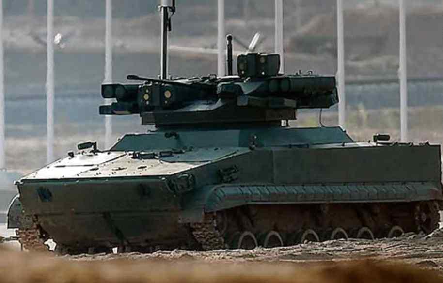 (2) 무인 BMP-3 보병전투장갑차 우다르 (UDAR) 57) 이로봇은궤도형보병전투장갑차인 BMP-3를무인화한것으로 2015년혁신의날 행사에서러시아방산업체인 VNII Signal scientific-research institute사가공개하고시연하였다. BMP-3 보병전투장갑차의궤도형차대에기반을두고있으나, 포탑을제거하고무인무장장치로대체하였다.