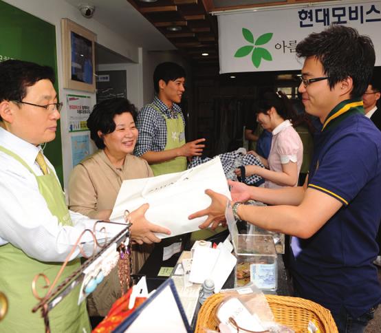 긍정적인 마인드 강의 마지막 넷째 주 일에는 김영우 댄스 아카데미에서 댄스를 통해 팀워크를 극대화시키기도 했다 특히 재테크 교육을 맡았던 김현 승 팀장은 눈빛을 보면 아는데 하상윤과 김동우 등 선수 들의 참여도가 정말 좋았다 며 선수들은