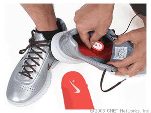해외의운동용품업체, IT업체등을중심으로스포츠와정보기술을접목시켜미래형신사업모델을개발중에있음 < 나이키와애플 (ipod) 의사례 > 나이키와애플이제휴하여 2006년 7월미국에서발매한 "Nike+iPod Sport Kit" 는왼쪽신발바닥에센서를장착해사용자의주행상황을측정하여 ipod nano의디스플레이로표시함.