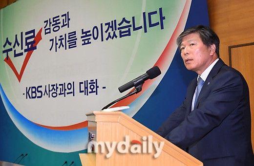 그렇다면한국에서그동안 TV수신료를올리지못한이유는무엇일까? 요즘공영방송인 KBS의역할에대한논란이수신료인상을반대하는근거로작용하고있기도하지만무엇보다중요한것은시청자들이수신료자체를부정적으로생각하고있다는것이다.