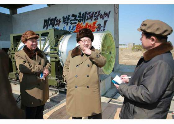 Test du carburant solide Le 24 mars 2016, le Rodong Shinmun publie des photos de «Kim Jong- un guidant l essai de la fusée à carburant