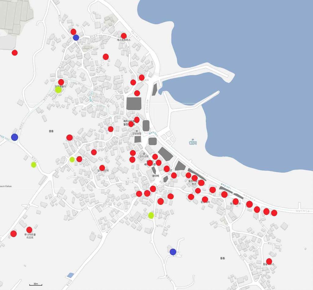 도에는나지또는농지였지만카페들이입지 확장하게되면서상업용지와주차장 으로용도가변경되었다 또한이와같은토지이용의변화는해안도로주변만이아니라마을내부로까지확대되고있다 그림 자료 현지조사결과를토대로필자작성주 지도상의각범주는다음과같다 빨간색원표시는현재운영중인관광서비스시설로 게스트하우스 카페 레스토랑이이에포함된다 파란색원표시는현재건축중인관광서비스시설을나타낸다