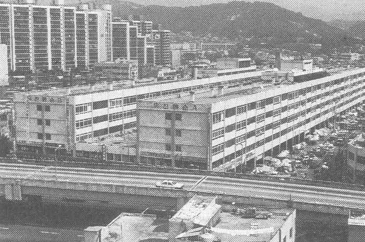 박정희 대통령 연설문에서 나타난 반공이데올로기의 실현으로서 수도 서울의 요새화 은 필로티로 계획하였고, 1~2층은 상가, 3~6층은 주거로 이루어져 있다.