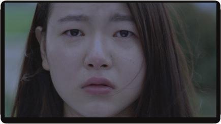 Jeongeun suggests to call the police, but Hwa-young is afraid that people will find out.