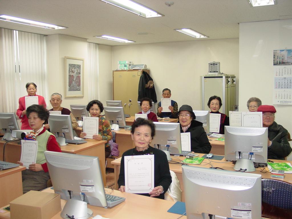 제 Ⅲ 장사회교육프로그램매뉴얼 173 평가도구 - 교육계획대비실적분석 - 자격증취득율 - 출석율조사 / 성취도평가지 - 교육만족도설문지 - 목표대비실적 ( 수업일수, 참여율, 참여추이 ) - 사이버전시회참여율 - 체험견학일지 - 목표대비실적 ( 수업일수, 참여율, 참여추이 ) -