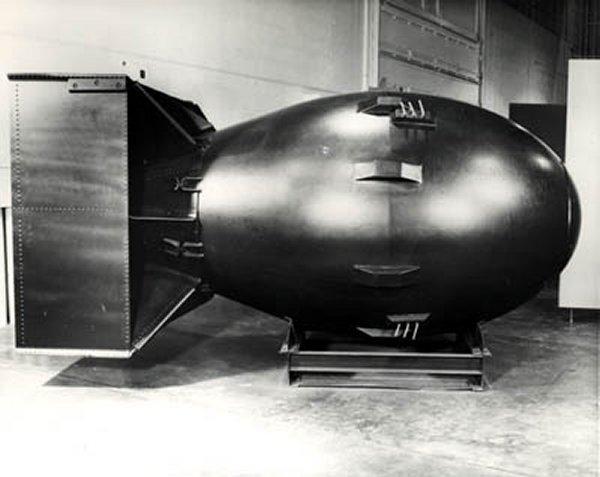 학술논문 미국의 Fat Man 소련의 RDS-1 <그림 2> 미국과 소련의 초기 핵무기 형상 출처 : Google 이미지 검색 2.