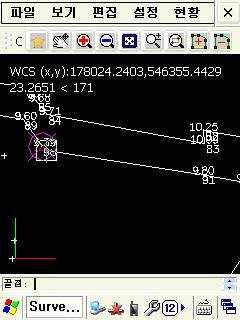 SurveyPro GNSS 컨트롤러소프트웨어 14. 현황 - 현황선연결및현황선삭제 그림 1 현황 현황선연결및현황선삭제 그림 2-1 현황선연결 시작점 v 현황선연결 은캐드의라인기능과는구분된다. 객체스냅의 포인트 를굳이설정하지않아도측정한측점은자동으로인식되며, 아무데나그려지지않고반드시측점과측점사이에서만연결된다.