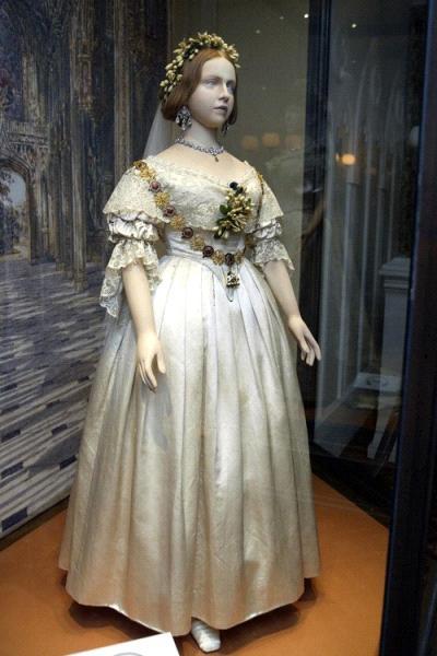 服飾 第66卷 2號 <Fig. 1> Queen Victoria s wedding dress, 1840 (Thedreamstress, n.d.) <Fig. 2> Nicholas and Mary Theresa, 1900 (Family History Centre, n.d.) <Fig. 3> The Style Essentials Louise Brooks, 1920, (Glamamor, n.