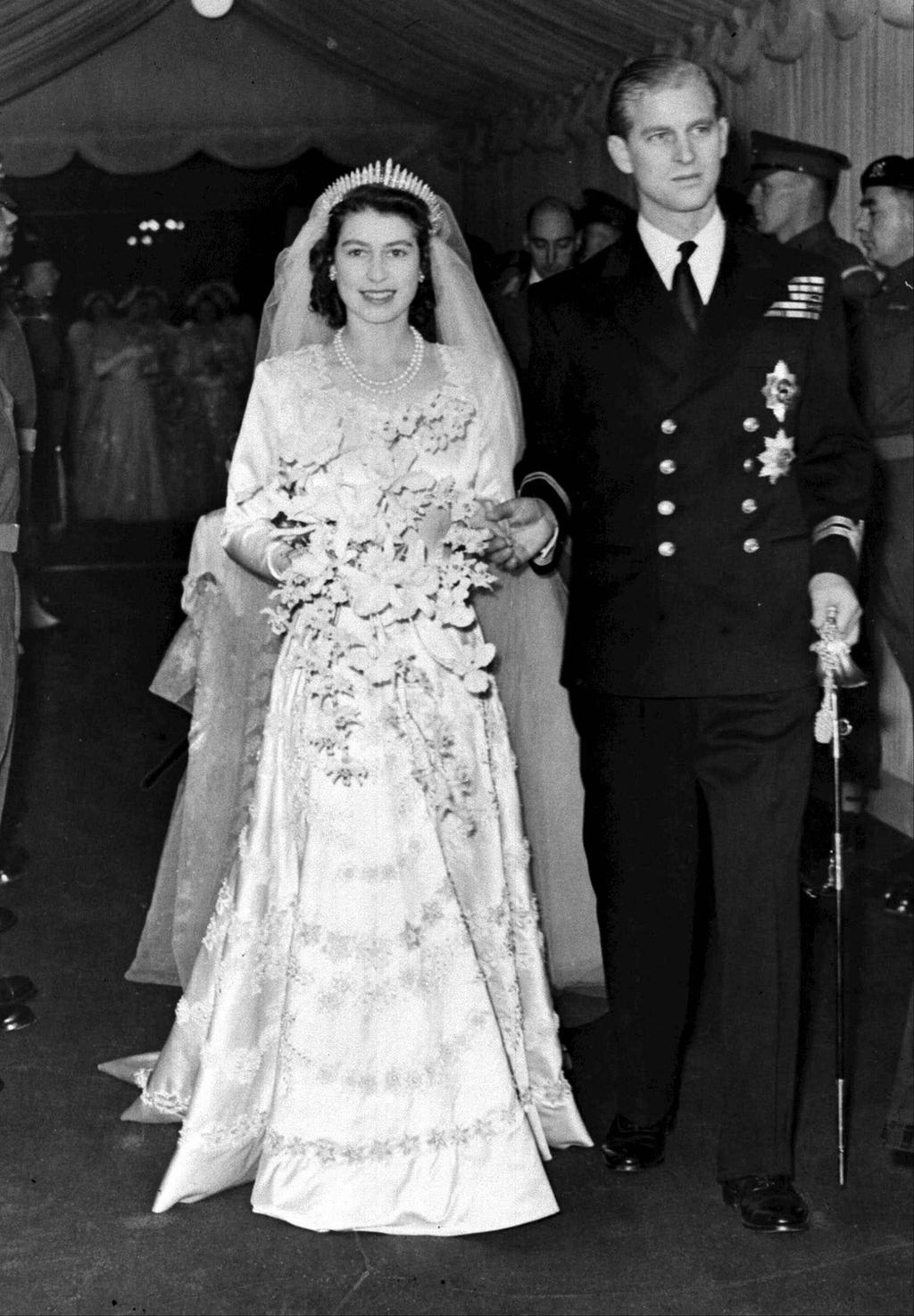 4> Wallis Simpson, 1937, (Fashioninfilms, n.d.-a) <Fig. 5> Queen Elizabeth II wedding dress, 1947 (Royal.gov, n.d.) 면서 엘레강스한 라인이 조합된 웨딩드레스를 입고 대중들의 관심을 모았다. <Fig. 6>은 1956년 모나코의 왕비가 된 배우 그레 이스 켈리 (Grace Patricia Kelly)의 웨딩드레스로 1950년대의 유행인 심플한 아우어 글라스(hourglass) 실루엣을 보여주고 있다(Grace Kelly wedding dress, n.