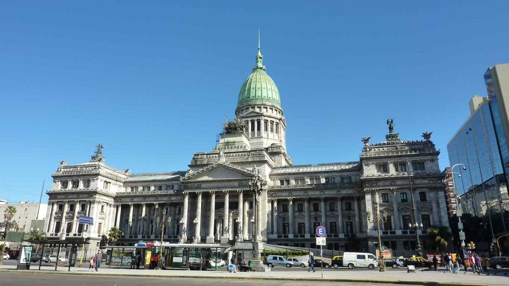에의해디자인되어 1897년에건축을시작, 1906 에완공됨 5월대로를통하여대통령궁 (Casa Rosada) 과연결 - 광장에는로댕의