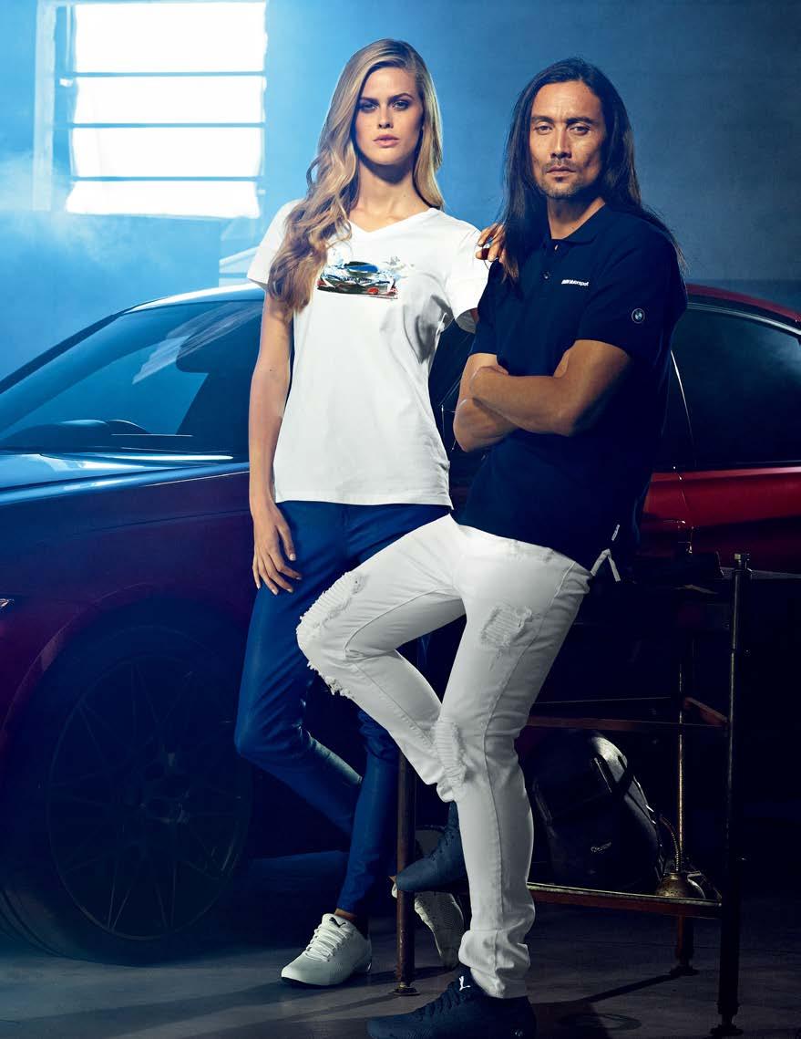 BMW LIFESTYLE I BMW MOTORSPORT COLLECTION 78 79 #5 #3 #6 #4 BMW Motorsport Motion T-Shirt, ladies 가볍고여성스러운브이넥티셔츠. 가슴에실버아플리케의자동차프린트와오른쪽어깨의 BMW 모터스포츠스트라이프장식.