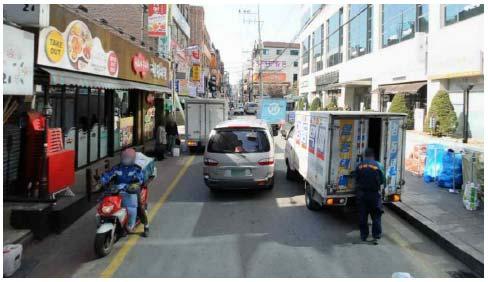 1 차량통행측면차량운전자측면에서생활도로는보차분리에상관없이도로변불법주차, 도로지장물, 각종상점입간판등으로인해차량운전사는사야가제약되는불편을겪고, 사각지대로들어오는보행자와의충돌로이어지는교통사고등에노출되곤한다. 자전거운전자는차도와보도를주행을하며차량과보행자와의상충을발생시키곤한다.