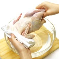 Samgyetang Sabaw ng Manok na may Ginseng 3 Mga Sangkap (600g) 1 yeonggye (batang manok) 1/2 tasa ng chapssal (malagkit na bigas) 1.